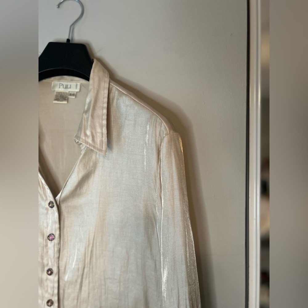 ✌️4 for $20✌️ Shimmery satiny Puli blouse - Picture 4 of 14